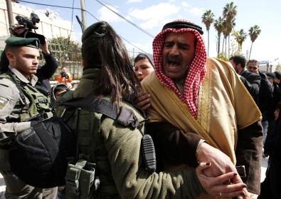 İsrail Askeri, El Halil Camisi'nde Toplanan Cemaati Dağıttı