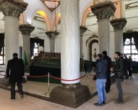 Bursa'daki Sultan Türbelerine Ayakkabı İle Girilmesine Tepki