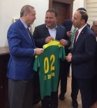 Cumhurbaşkanı Erdoğan'a Özel Forma Hediye Edildi