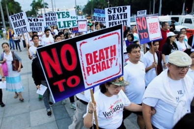 Filipinli Katoliklerden Devlet Başkanı Duterte'ye Protesto