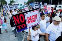 UYUŞTURUCU BAĞIMLILARI - Filipinli Katoliklerden Devlet Başkanı Duterte'ye Protesto
