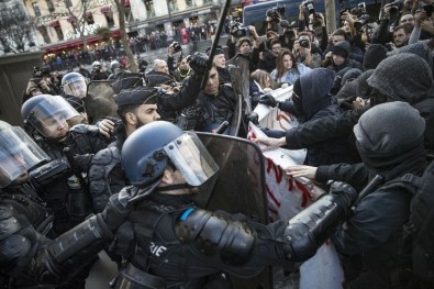 Fransa'da Gençlerin Gösterileri Bitmiyor