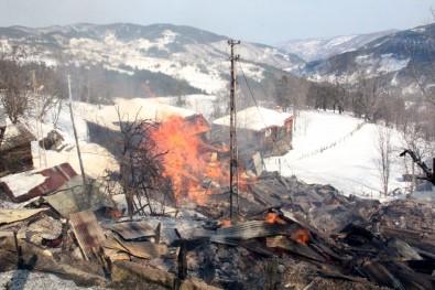 Kastamonu'da Çıkan Yangın 7 Evi Kül Etti