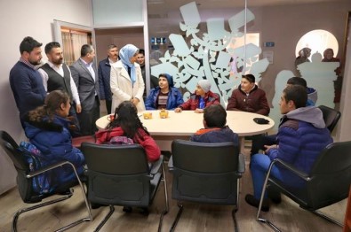 Milletvekili Taşkesenlioğlu, Yakutiye Gençlik Merkezi'nde Ki Çocukları Ziyaret Etti