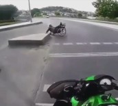 ENGELLİ VATANDAŞ - Motosikletli Gençten Trafikte Örnek Davranış