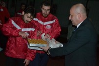 BANKA MÜDÜRÜ - Bakan Yeğeninden Bilecikspor Antrenmanı Baklavalı Ziyaret