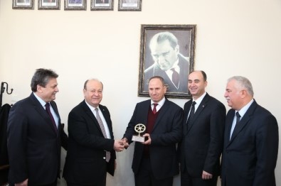 Efeler'de Ayın Şoförü Ödülünü Başkan Özakcan'dan Aldı