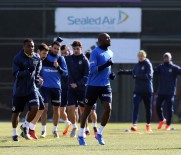 EMANUEL - Fenerbahçe'de Emenike Ve Van Der Wiel Takımla Çalıştı