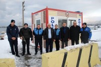 KARADENIZ SAHIL YOLU - Giresun'da Uygulama Yapan Polislere Tatlı İkramı