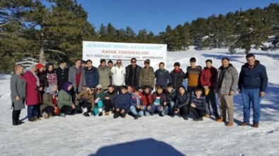 Muratdağı Termal Kayak Merkezi'nde Öğrencilere Kayak Eğitimi