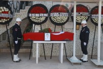 İZMIR EMNIYET MÜDÜRÜ - Polis Memuru Öksüz Son Yolculuğuna Uğurlandı