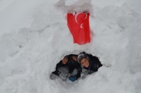 Tatili Fırsat Bilen Çocuklar Kardan Ev Yaptı