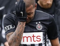 IRKÇI PANKART - Ağlayarak sahayı terk etti