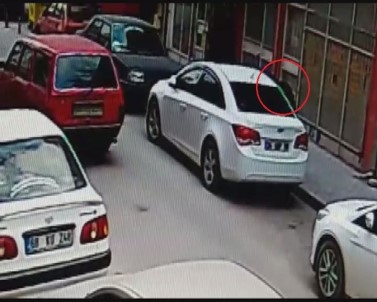 Aksaray'da Otomobilden Çanta Hırsızlığı