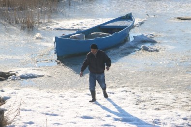 Beyşehirli Balıkçılar Donan Gölün Ava Açılmasını Bekliyor