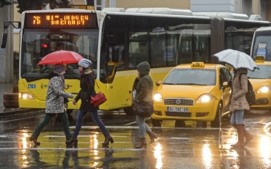 İstanbul' Da Yağmur Etkili Oldu