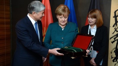 Kırgızistan'dan, Merkel'e Ülkenin En Prestijli Nişanı