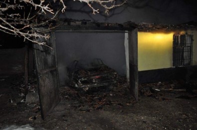 Kulu'da Garaj İçinde Bulunan Otomobil Yandı