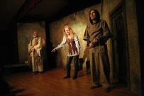 ODA TİYATROSU - Mezitli Belediyesi Oda Tiyatrosu, 'Jeanne D'arc'ın Öteki Ölümü' İle Perdelerini Açtı