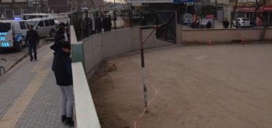 (Özel Haber ) Bursa'da 5 Çocuk Pitbull Korkusu Yüzünden Okulun Balkonuna Tırmandı