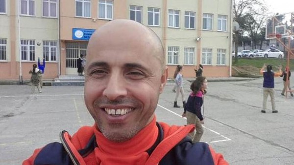 Öğrencisini sırtında taşıyan öğretmen