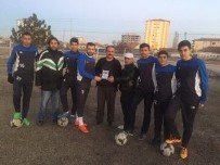 AMATÖR KÜME - Futbolculardan Kendilerini Yalnız Bırakmayan Taraftara Plaket