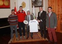 TÜRKIYE VOLEYBOL FEDERASYONU - Genç Kafkars Spor Başkanı Bayramoğlu'ndan Vali Doğan'a Forma
