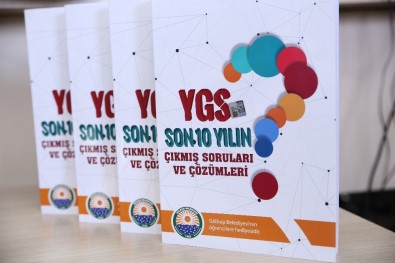 Gölbaşı Belediyesi Öğrencilere YGS Kitapları Dağıttı