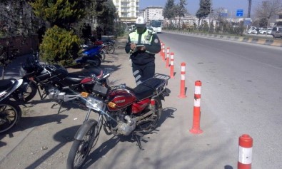 Hastane Önüne Park Edilen Motosikletlere Ceza Kesildi