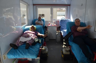 Kula'daki Kan Bağışına Polisler De Destek Verdi