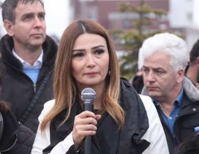 Azeri Vekil Gözyaşlarını Tutamadı