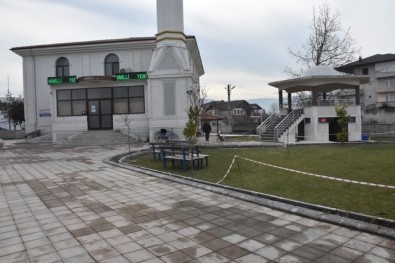 Düzce Belediyesi Camilerin Çevresine Düzenleme Yapıyor
