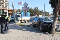CENGIZ ŞAHIN - Otomobil İle Kamyonet Çarpıştı Açıklaması 1 Yaralı