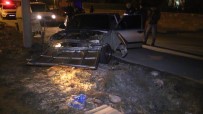 ARAÇ KULLANMAK - Polisten Kaçan Ehliyetsiz Sürücü Kaza Yapınca Yakalandı