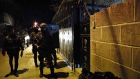 ÇETE LİDERİ - Şebeke Lideri Sahte Polis, Evini Kale Gibi Korumaya Çemberine Almış