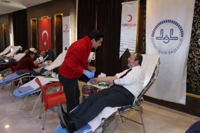 Diyanet İşleri Başkanı Prof. Dr. Mehmet Görmez Kızılay'a Kan Bağışında Bulundu