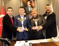ÜMMET AKIN - Efeler Kupalarını Başkan Akın'a Hediye Etti
