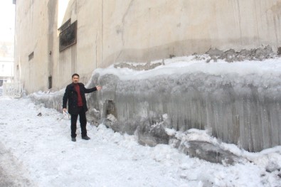Hakkari'de Binaların Duvarları Buz Tuttu