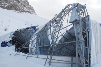 Hakkari'nin İlk Buz Pateni Pistinin Çatısı Çöktü