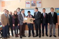 Kaymakam Çınar'dan Başarılı Öğrenciye Dizüstü Bilgisayar