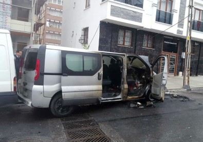 Esenler'de Park Halindeki Minibüs Alev Alev Yandı