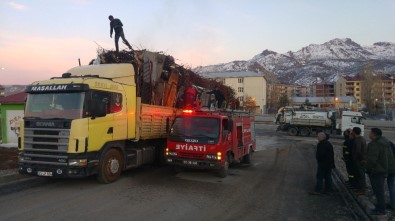 Tunceli'de Hurda Yüklü Araçta Yangın Çıktı