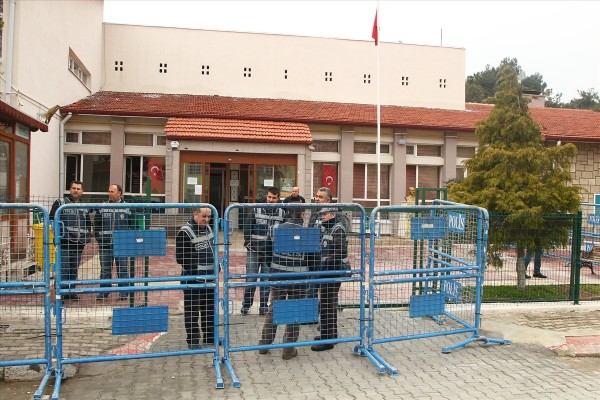 Darbecilerin yargılandığı binanın lağımı taştı