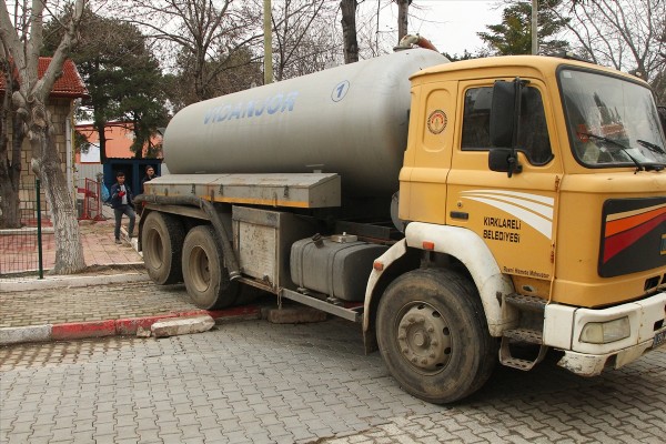 Darbecilerin yargılandığı binanın lağımı taştı