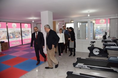 Başkan Karaosmanoğlu Ve Üzülmez, Kadın Spor Merkezini Ziyaret Etti