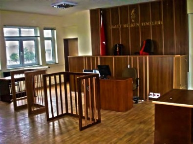 Darbecilerin yargılandığı binanın lağımı taştı