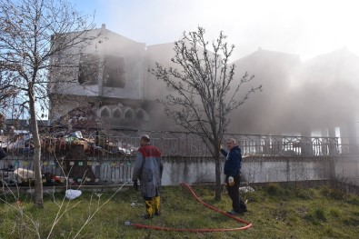 Sinop'ta Eski Otel Binasında Yangın