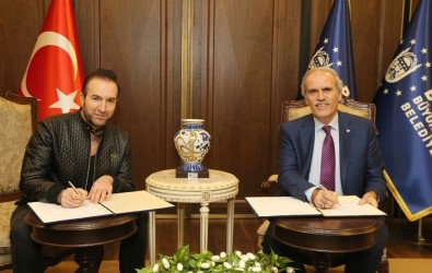 Ünlülerin Doktorundan Harmancık'a Okul