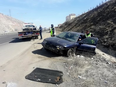 Yol Ortasında Arıza Yapan Otomobile Kamyon Çarptı Açıklaması 3 Yaralı