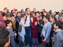 15 Temmuz'da Elinde Türk Bayrağı İle Ankara'da Tanklara Direnen Yaldız'a Memleketinde Sevgi Seli